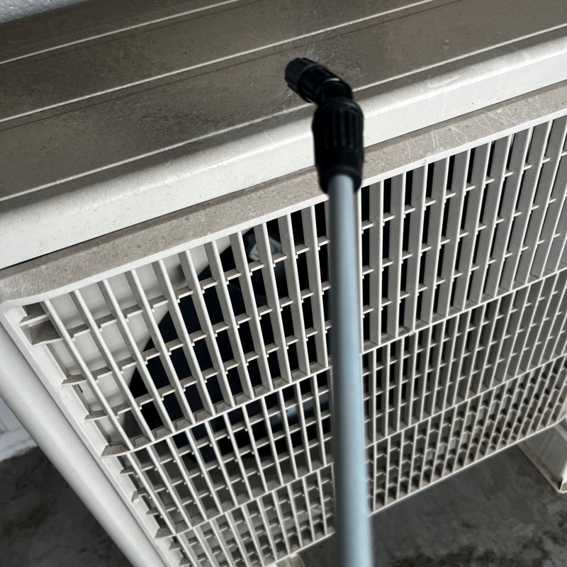 室外機上に除菌剤を散布