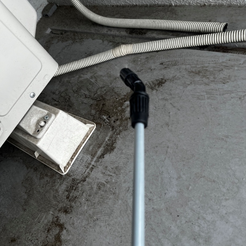 床に除菌剤を散布