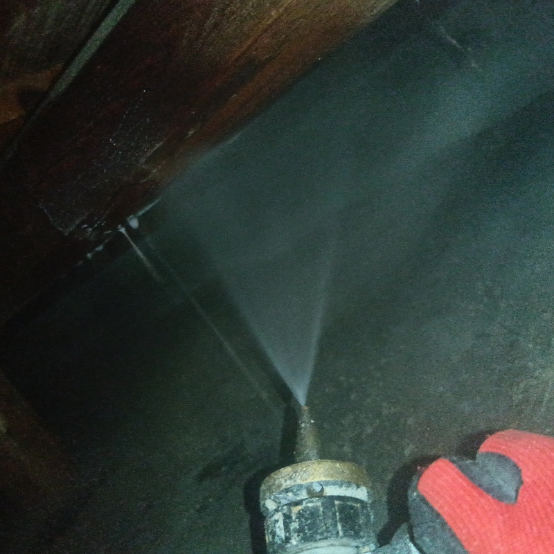 床下の木材にシロアリ駆除剤を散布