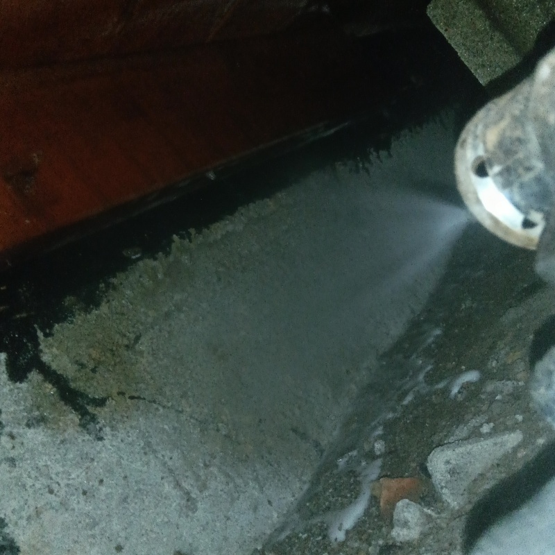 床下の土台付近にシロアリ駆除剤を散布