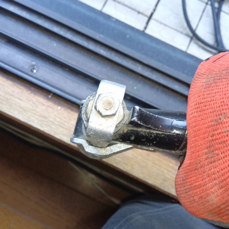 柱に穴を開けてシロアリ駆除剤を注入