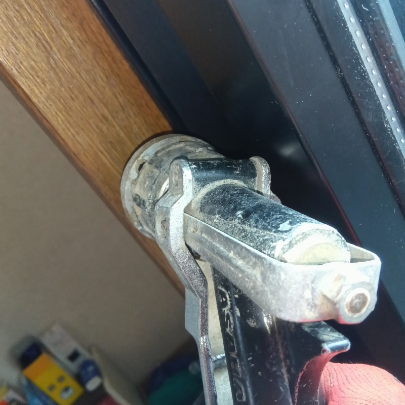 柱に穴を開けてシロアリ駆除剤を注入