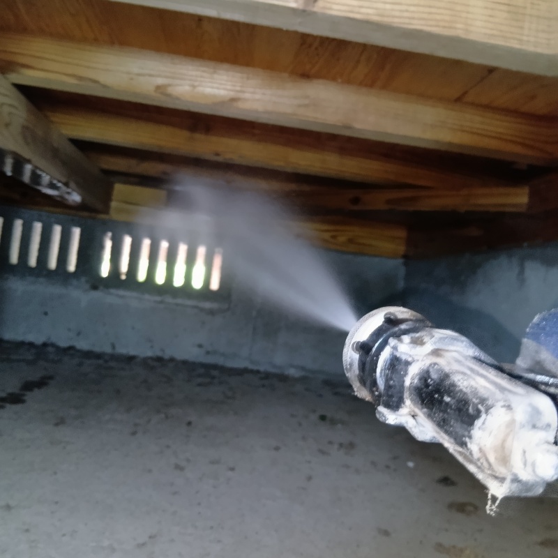 床下の木材に防蟻剤を散布