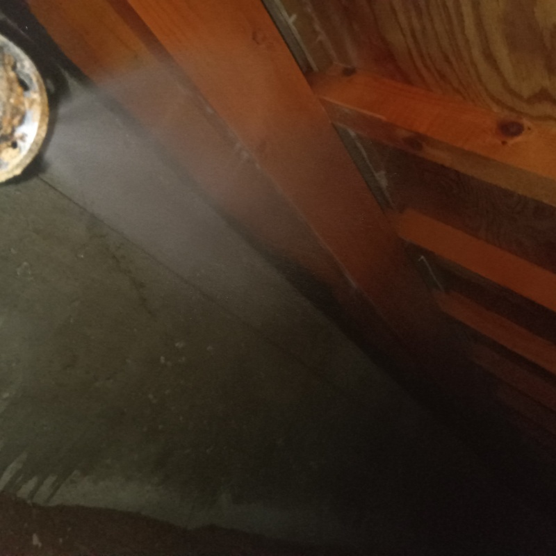 床下の木材にシロアリ駆除剤を散布