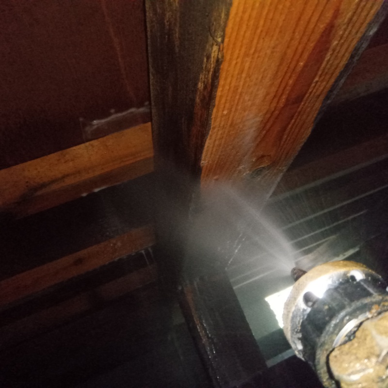 床下の木材にシロアリ駆除剤を散布