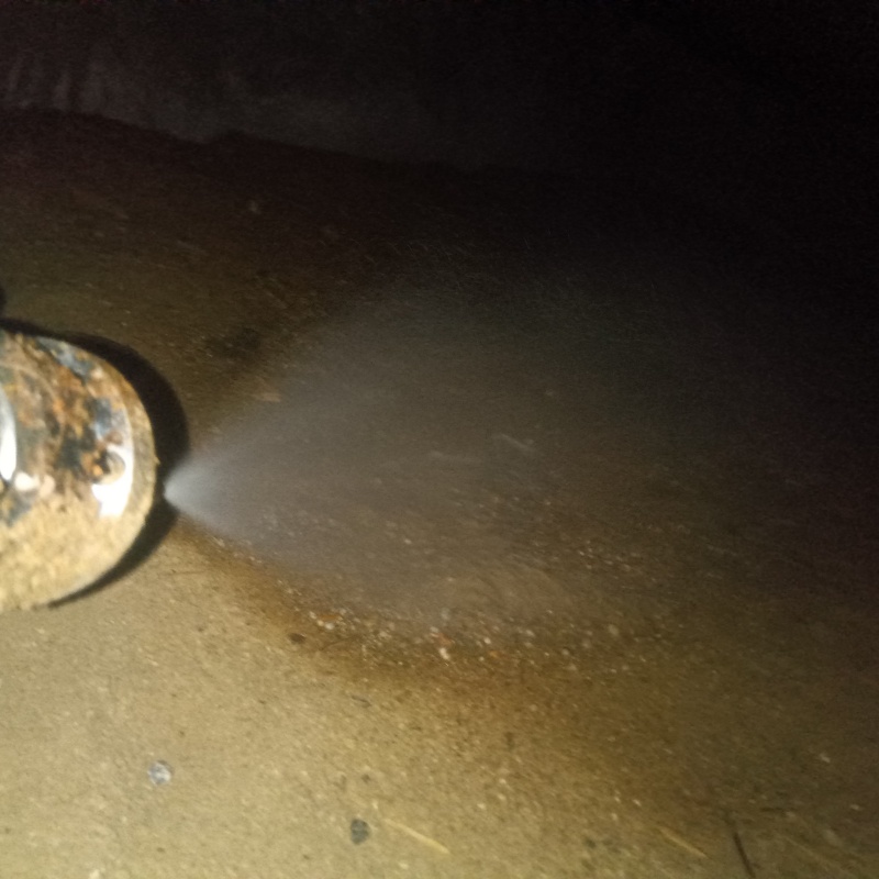 床下の土壌にシロアリ駆除剤を散布