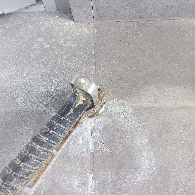 地面に穴を開けてシロアリ駆除剤を注入