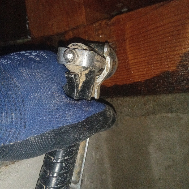 床下の柱に穴を開けてシロアリ駆除剤を注入