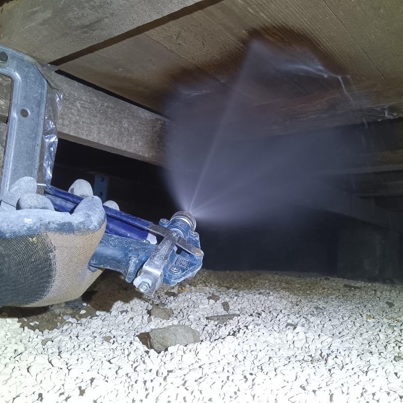 床下の木材にシロアリ駆除剤を散布