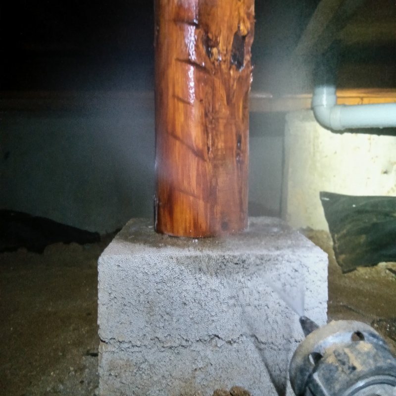 床下の柱付近に防蟻剤を散布