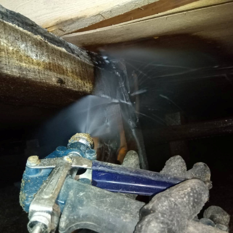 床下の木材にシロアリ駆除剤を散布