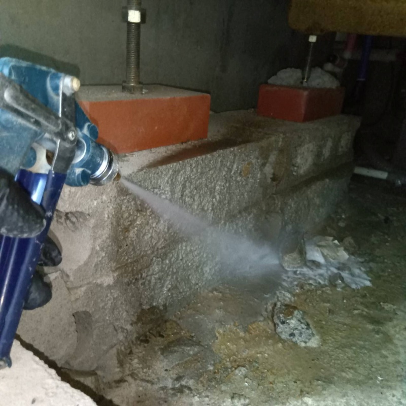 床下の土壌にシロアリ駆除剤を散布