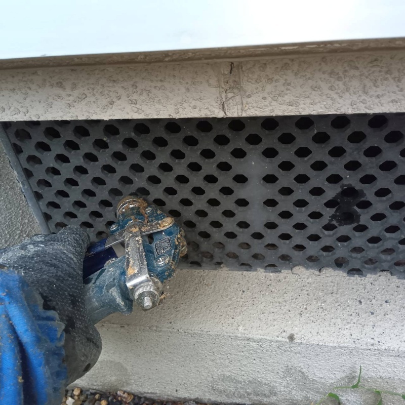 通気口からシロアリ駆除剤を散布