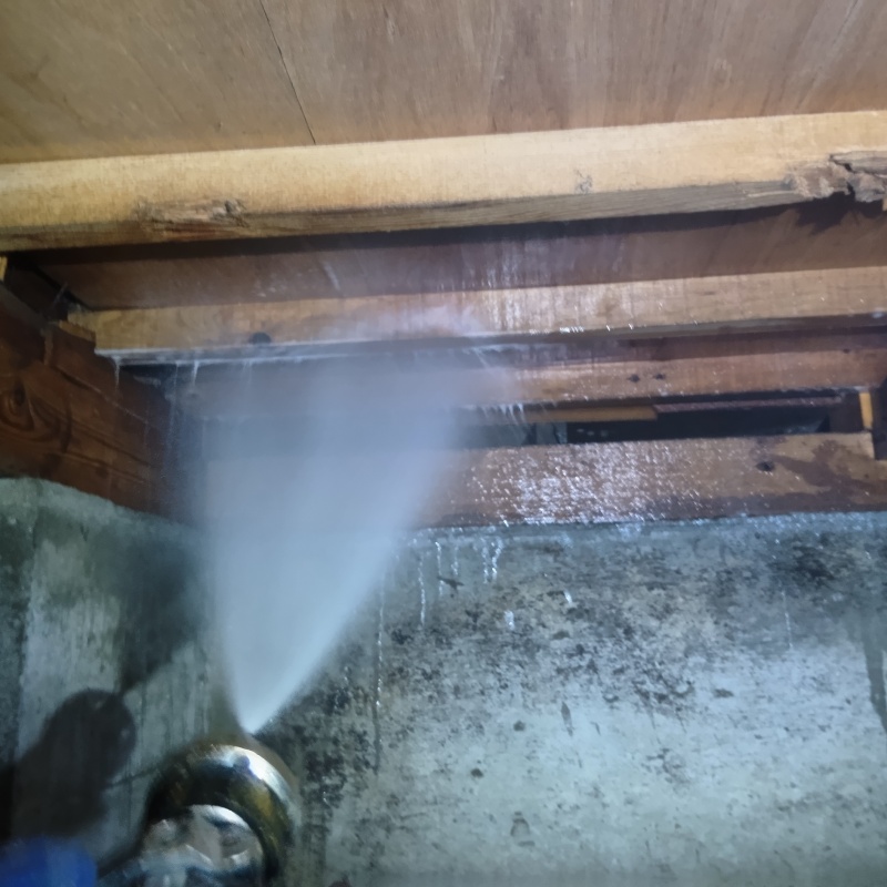床下の木材にシロアリ駆除剤を散布