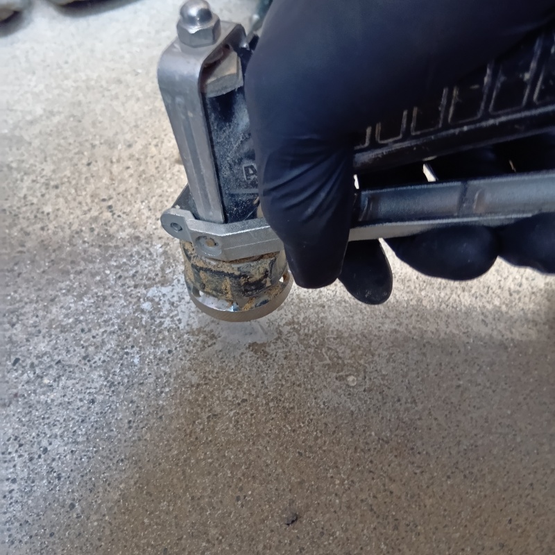 床に穴を開けてシロアリ駆除剤を注入