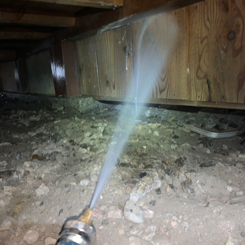 床下の木材にシロアリ駆除剤を散布