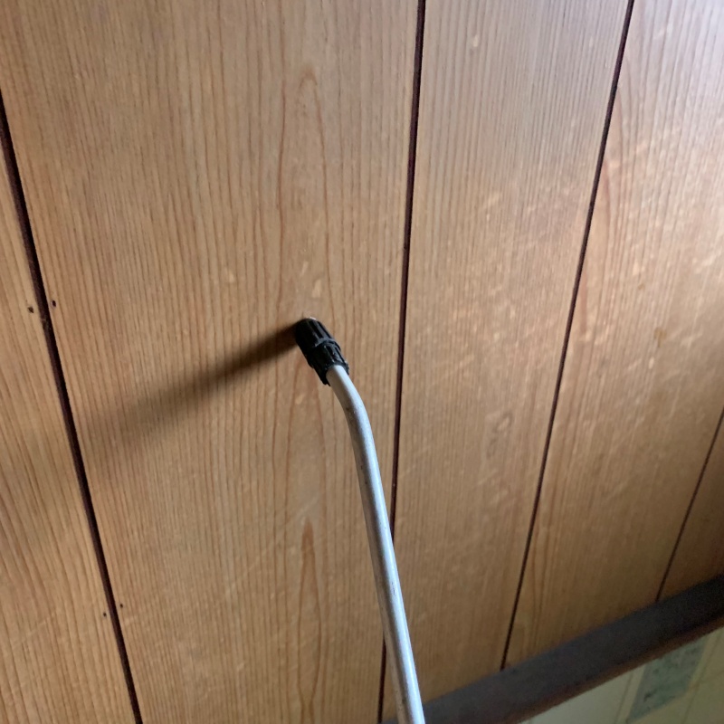 浴室の床に穴を開けてシロアリ駆除剤を注入