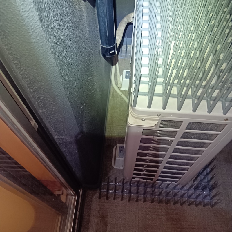 室外機の上とまわりに剣山を設置した様子