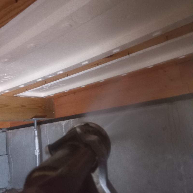 床下の木材に防蟻剤を散布