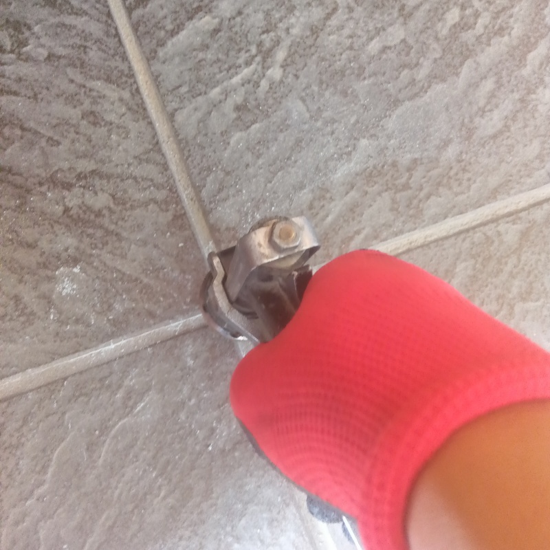 床に穴を開けて防蟻剤を注入