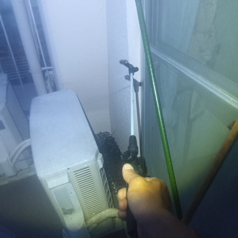 室外機まわりに除菌剤を散布