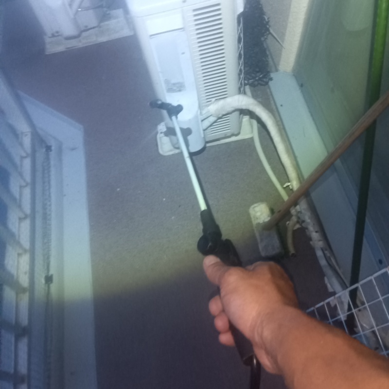 床に除菌剤を散布