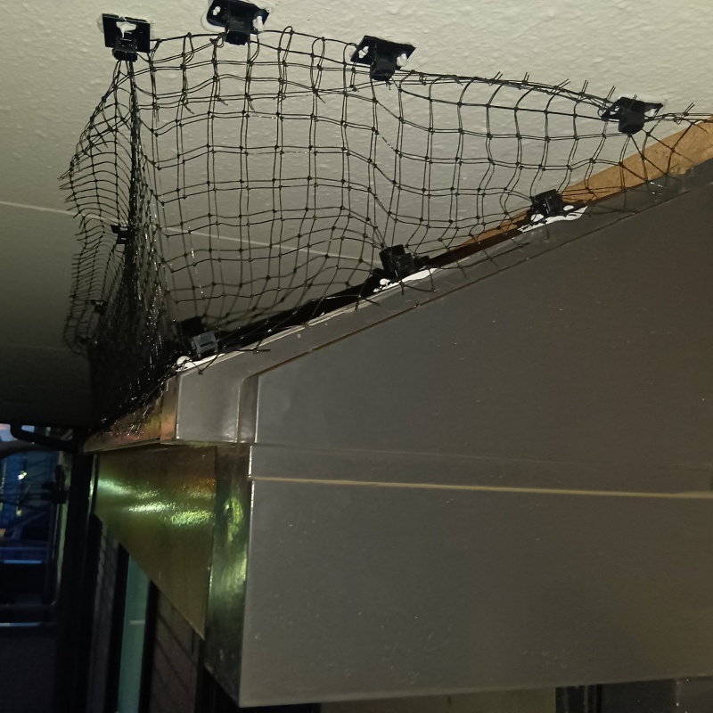 窓サッシ上に防鳥ネットを設置した様子