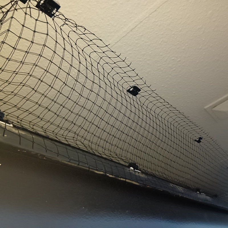 窓サッシ上に防鳥ネットを設置した様子