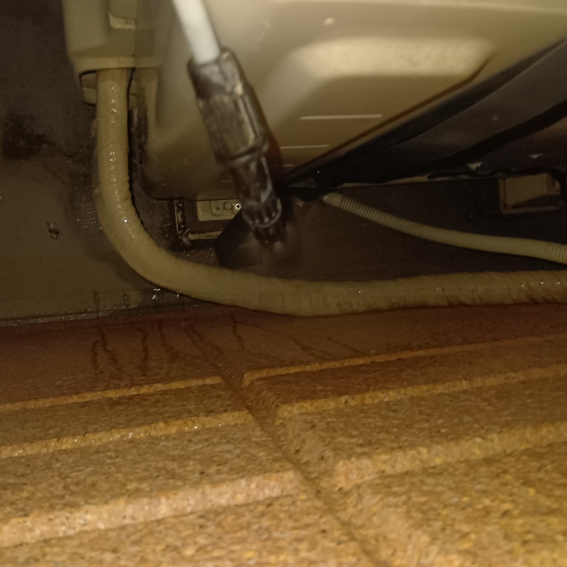 ベランダの配管まわりのフン害を清掃・除菌