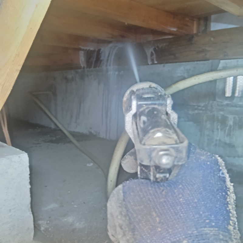 床下の木材にシロアリ駆除剤を散布