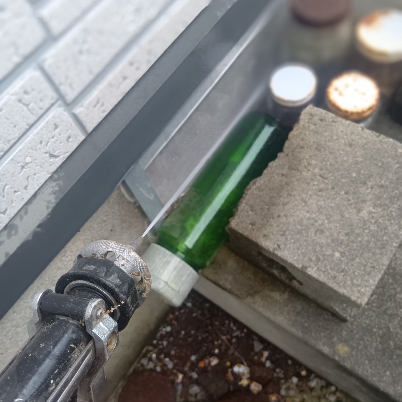 建物の外周にシロアリ駆除剤を散布