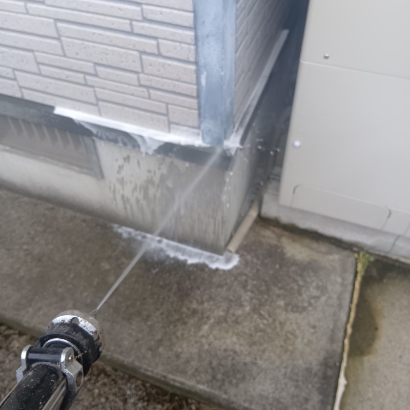 建物の外周にシロアリ駆除剤を散布