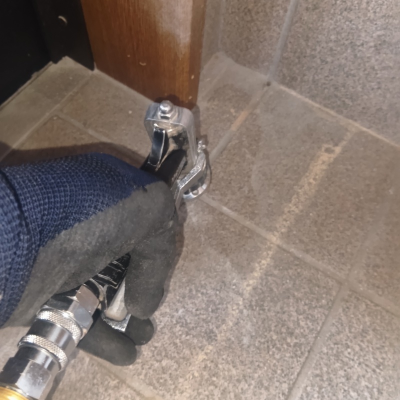 床に穴を開けてシロアリ駆除剤を注入