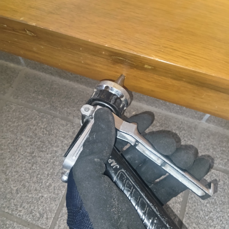 土間の木部に穴を開けてシロアリ駆除剤を注入