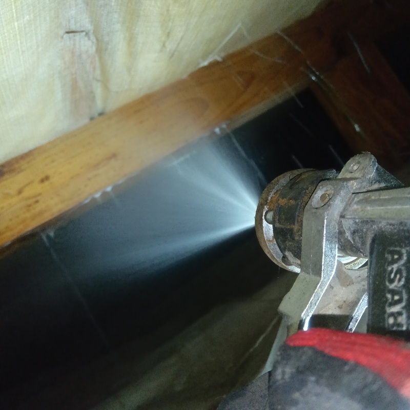 床下の木材に防蟻剤を散布