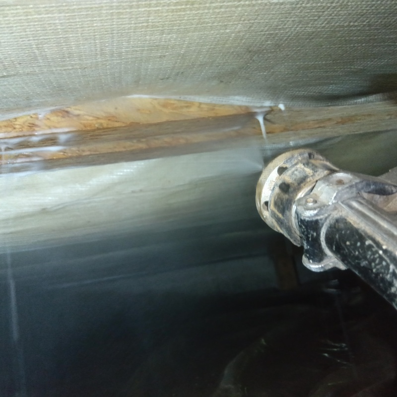 床下の木材に防蟻剤を散布