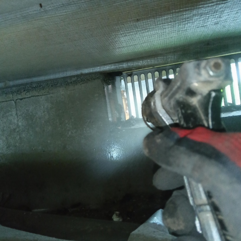 床下の地面に防蟻剤を散布