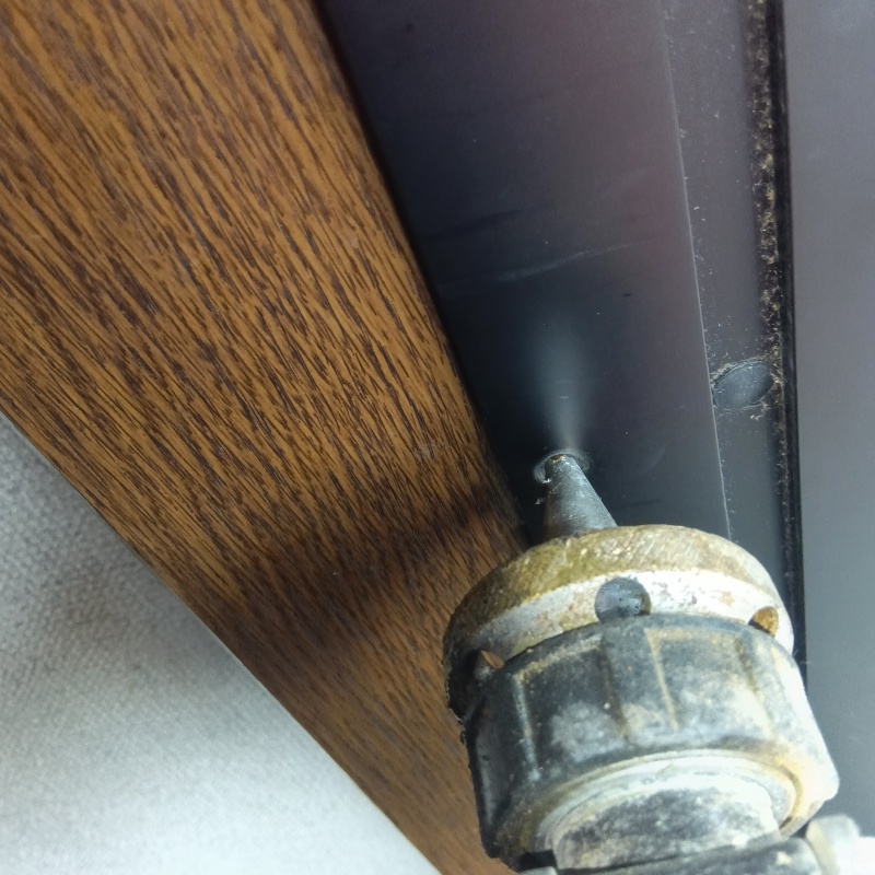 ドア枠に穴を開けて防蟻剤を注入