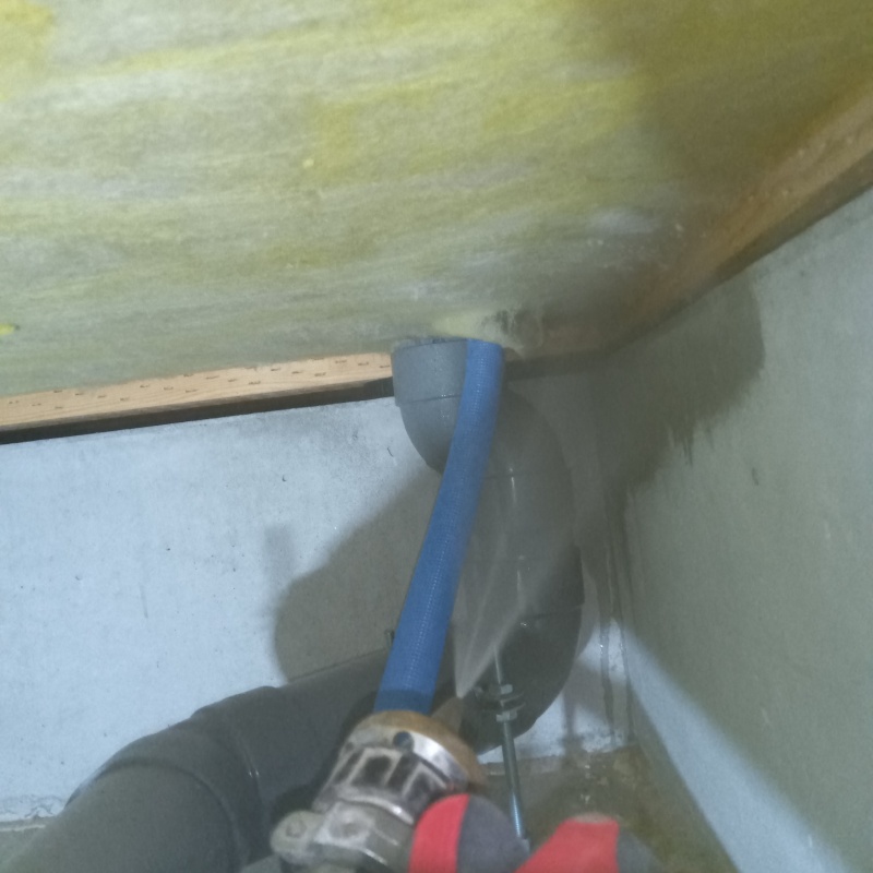 床下の木材に防蟻剤を散布