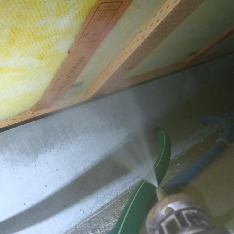 床下の木材に防蟻剤を散布