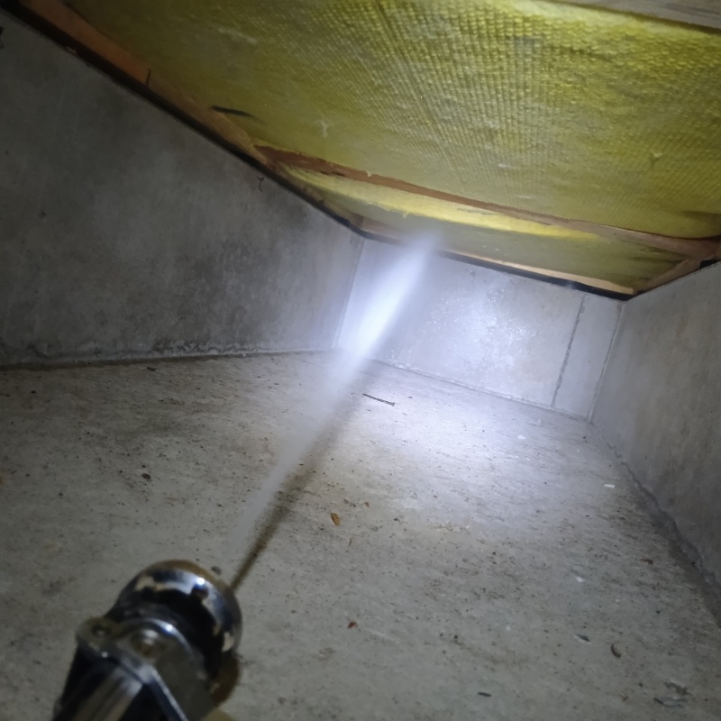 床下の木材に防蟻剤を散布