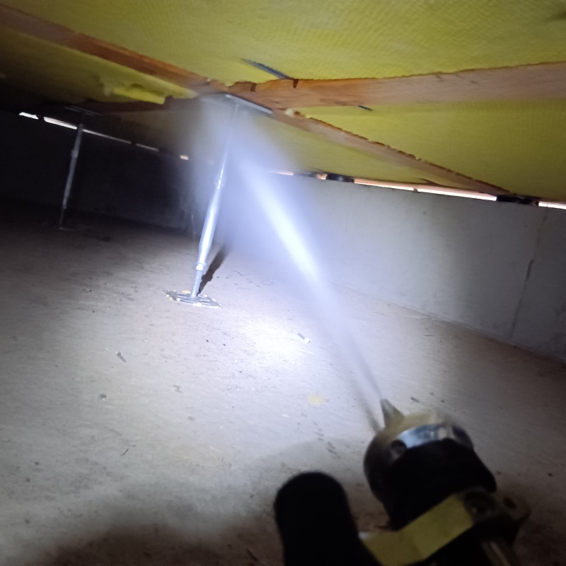 床下の木材に防蟻剤を散布