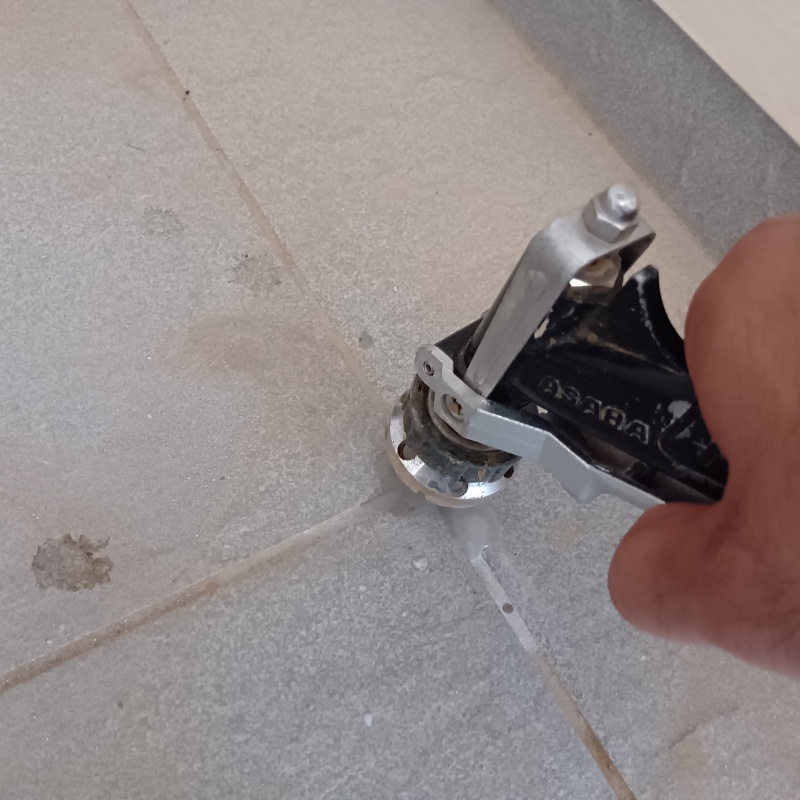 床に穴を開けて防蟻剤を注入