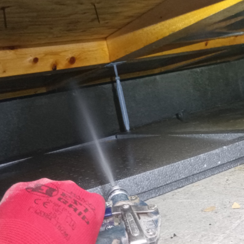 床下の木材に防蟻剤を散布