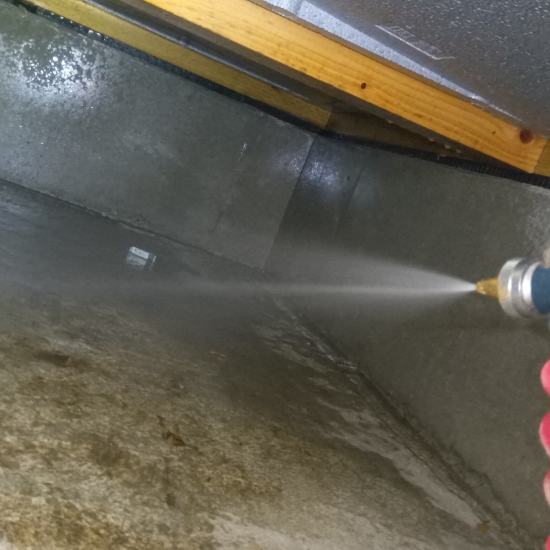 床下の地面に防蟻剤を散布