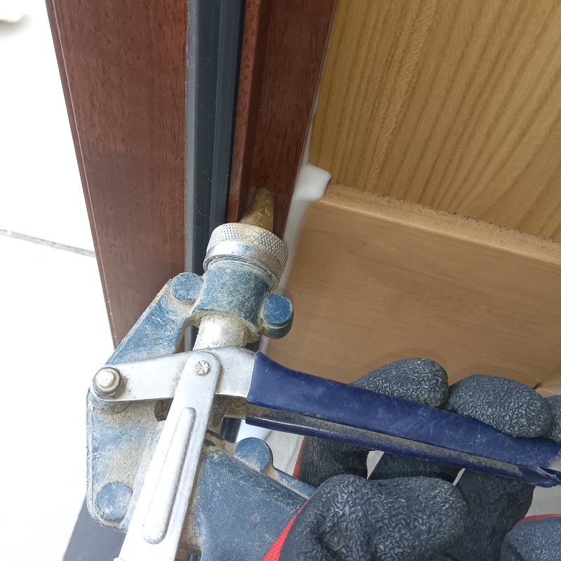 柱に穴を開けて防蟻剤を注入