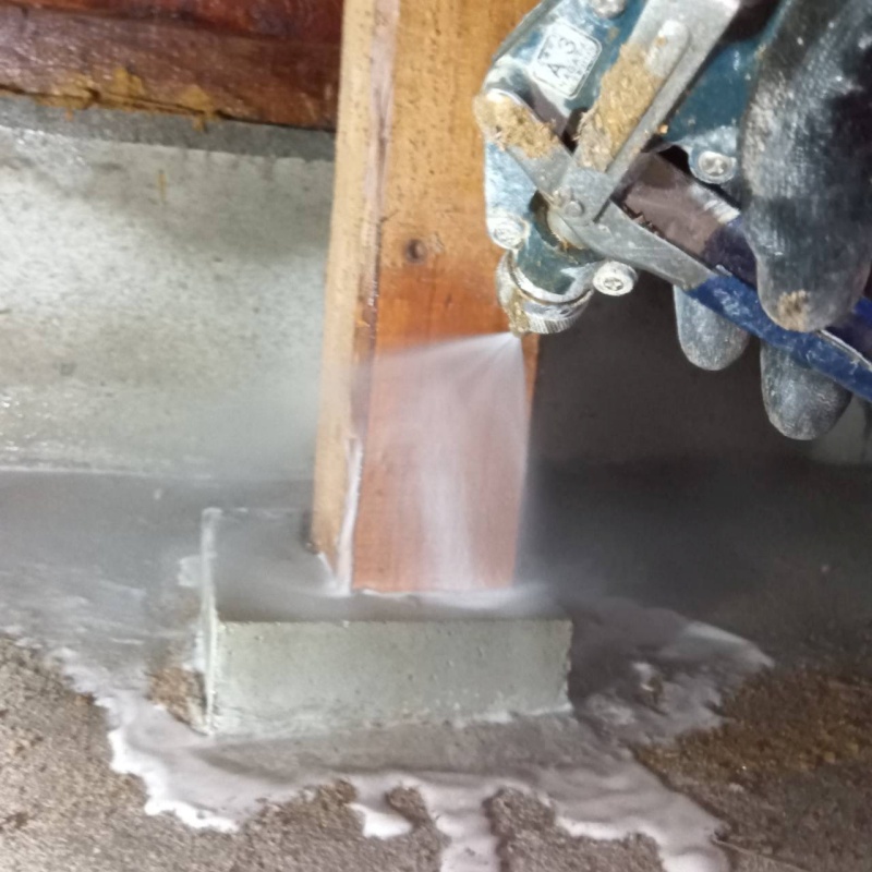 束柱付近にシロアリ駆除剤を散布