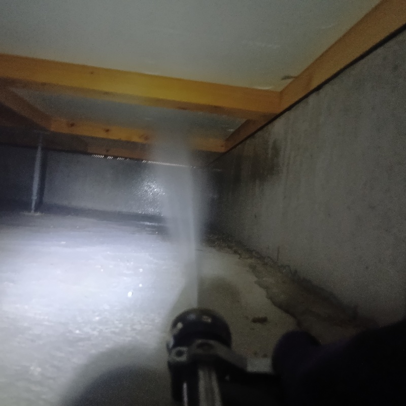 床下の木材に防蟻剤を散布