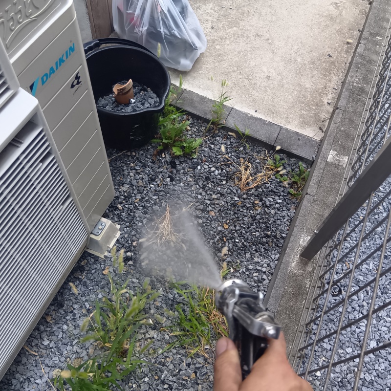 建物外周の地面に防蟻剤を散布