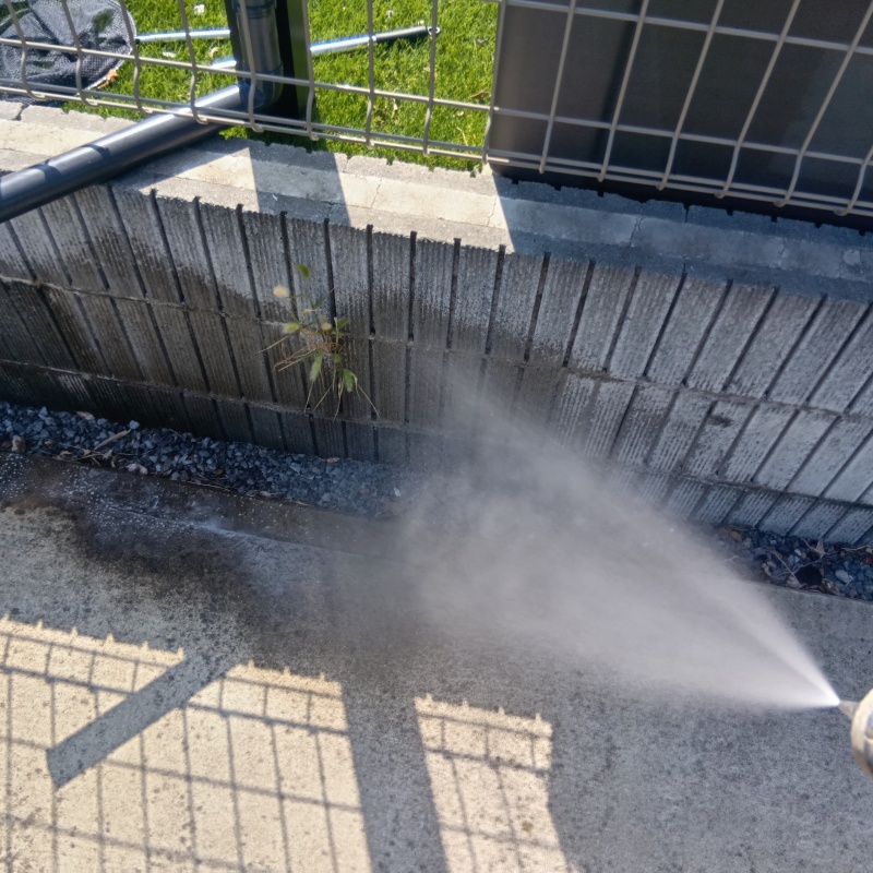 コンクリート壁に防蟻剤を散布